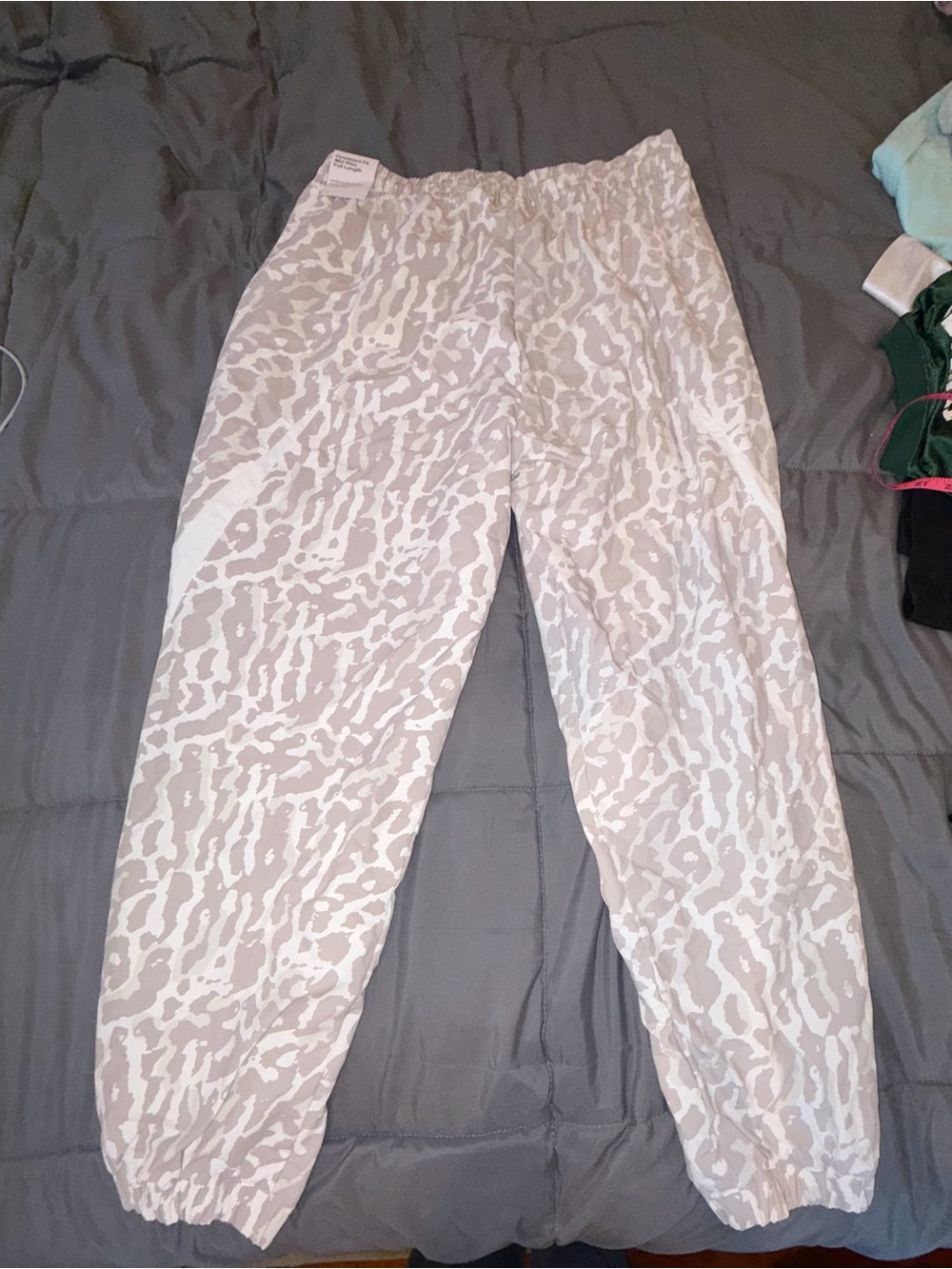 NWT Nike Sportswear Woven Printed Pants Women’s M College Grey/Sail Oversized - Picture 2 of 9